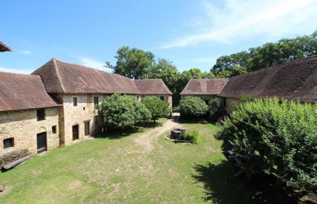 G&icirc;te n&deg;87G64760 Vicq-sur-Breuilh - Haute-Vienne - Le vieux ch&acirc;teau &agrave; Vicq sur Breuilh en Haute-Vienne (Limousin)