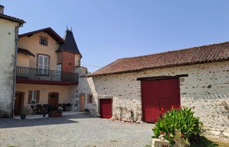 G&icirc;te n&deg;87G2000 Bellac - Haute-Vienne - Cour et parking 