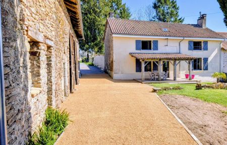 G&icirc;te n&deg;87G7210 Dournazac - Haute-Vienne - Gite de Belle Vue sur la commune de Dournazac en Haute-Vienne - Nouvelle Aquitaine - arriv&eacute;e au g&icirc;te