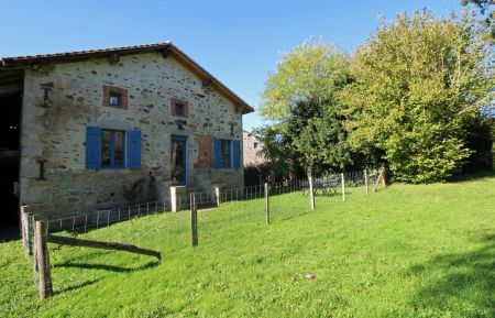 G&icirc;te n&deg;87G2028 Berneuil - Haute-Vienne - Maison des Roses &agrave; Virat, commune de Berneuil en Haute-Vienne