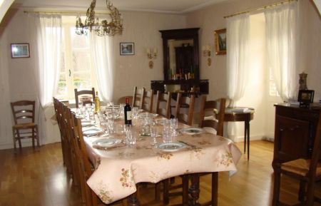 G&icirc;te n&deg;87G5406 Saint-L&eacute;onard-de-Noblat - Haute-Vienne - Gite "Chez Maitre Jacques" &agrave; Saint L&eacute;onard De Noblat en Haute-Vienne (Limousin en Nouvelle Aquitaine). Salle &agrave; manger, table 15 personnes (possibilit&eacute; 24 pers)